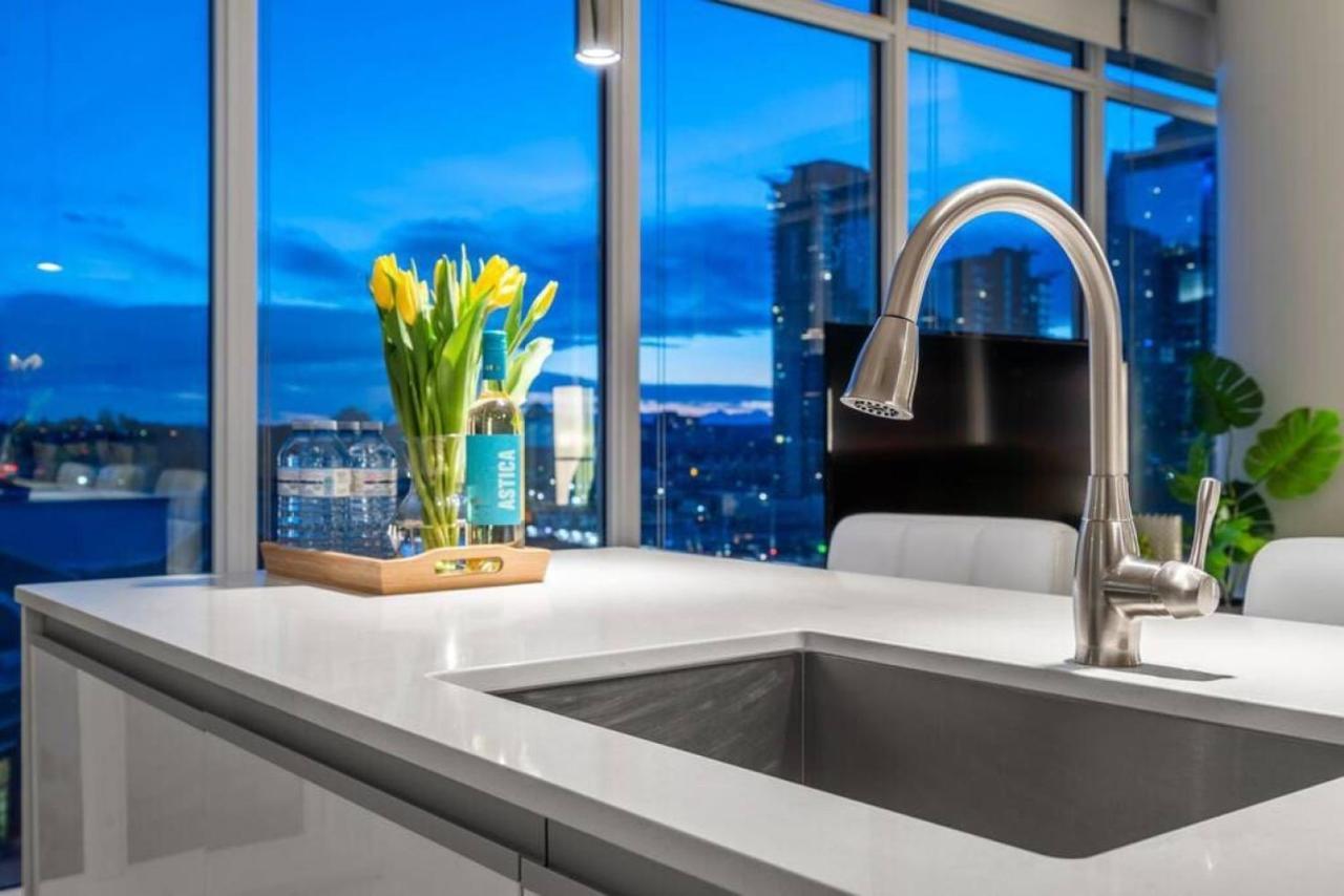 Luxury Apartment On The 9Th Floor Near Stampede, Complimentary Wine, 2 Car Ug Parking คาลการี ภายนอก รูปภาพ