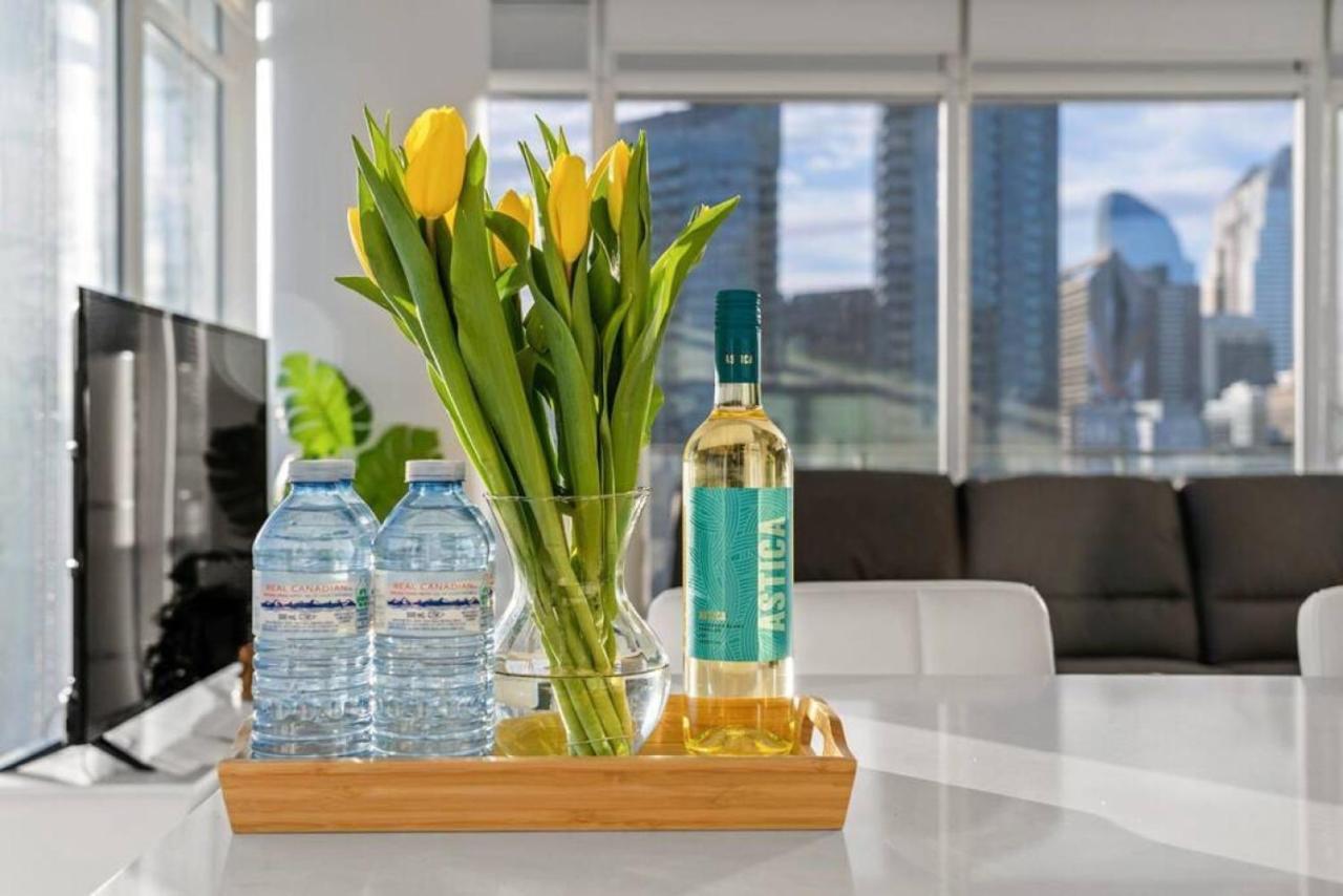 Luxury Apartment On The 9Th Floor Near Stampede, Complimentary Wine, 2 Car Ug Parking คาลการี ภายนอก รูปภาพ