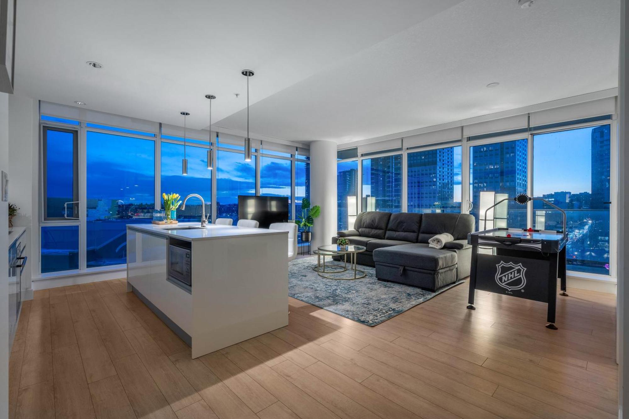 Luxury Apartment On The 9Th Floor Near Stampede, Complimentary Wine, 2 Car Ug Parking คาลการี ภายนอก รูปภาพ